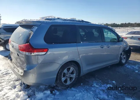 2012 Toyota Sienna Le z USA, uszkodzony, nr VIN 5TDKK3DC2CS189034